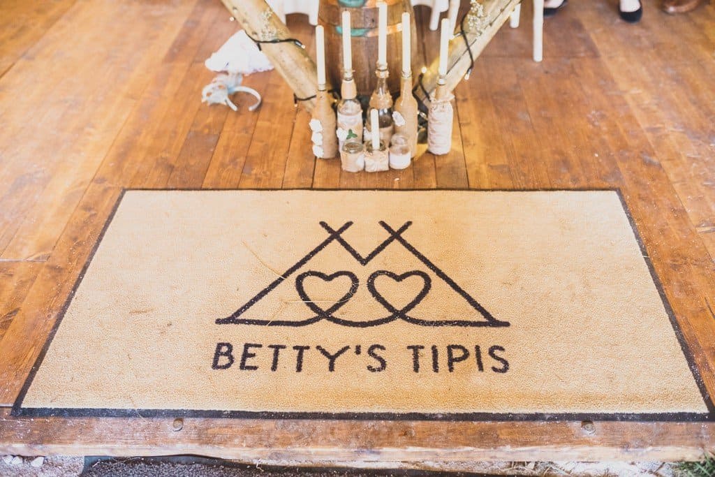 Relaxed tipi wedding photographer // Debbi & John