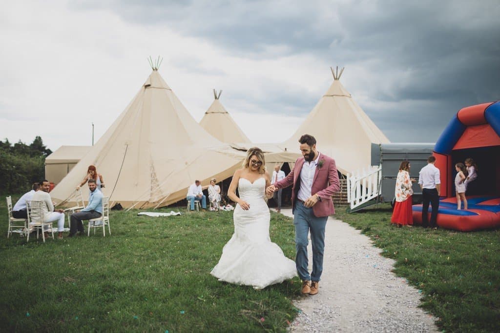 Relaxed tipi wedding photographer // Debbi & John